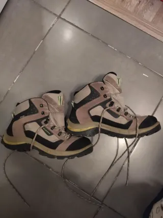 Botas de montaña Quechua beige y negro