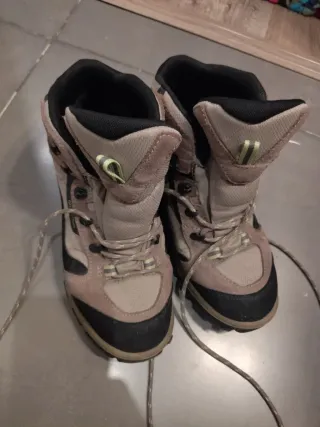 Botas de montaña Quechua beige y negro