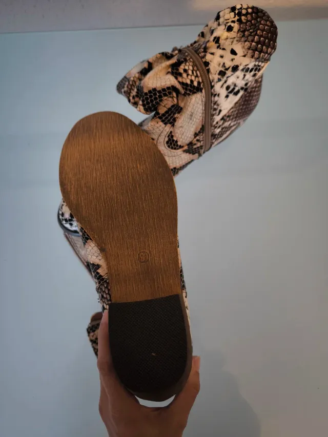 Botines serpiente tacón ancho