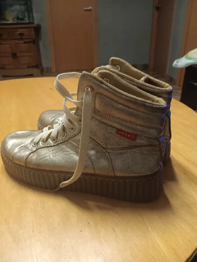 Botas doradas deportivas