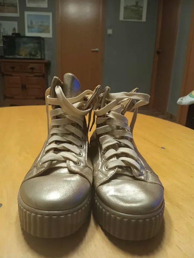 Botas doradas deportivas