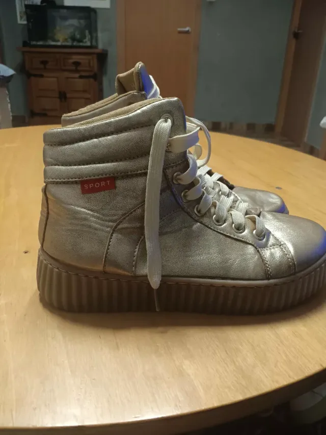 Botas doradas deportivas