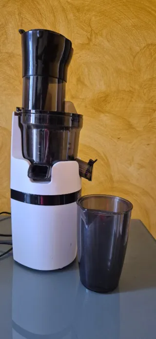 Extractor de jugos blanco y negro