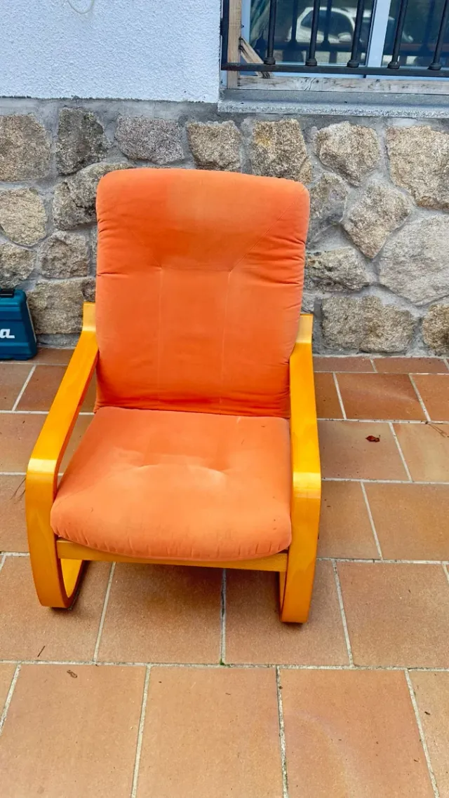 Butaca de madera y tela naranja