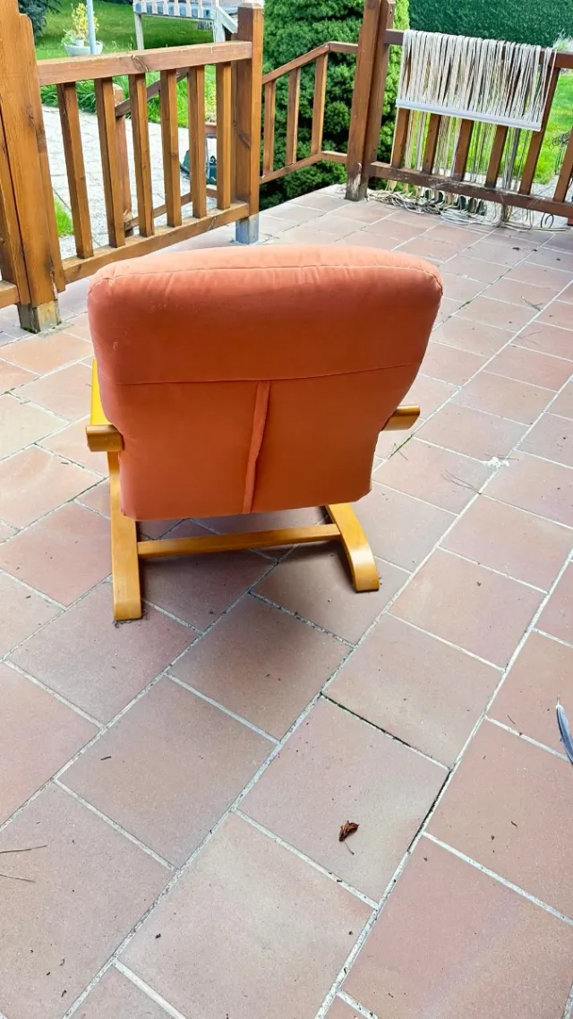 Butaca de madera y tela naranja