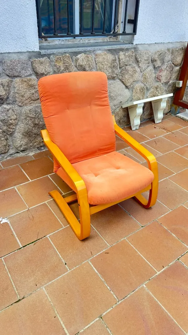 Butaca de madera y tela naranja
