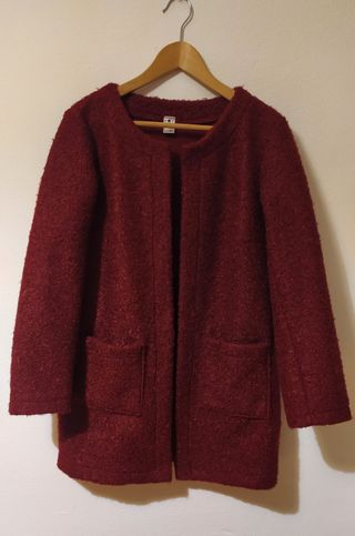 Abrigo color burdeos, corte recto, tejido rizo