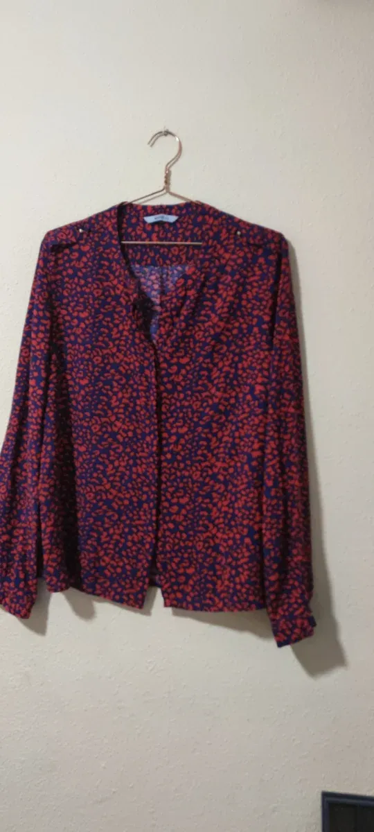 Blusa estampada roja y negra