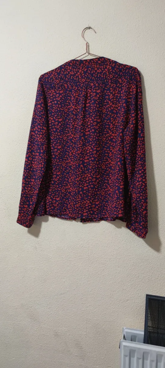Blusa estampada roja y negra