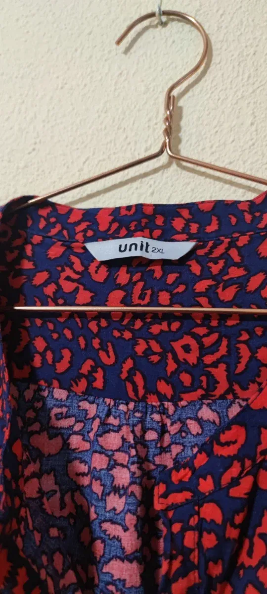 Blusa estampada roja y negra