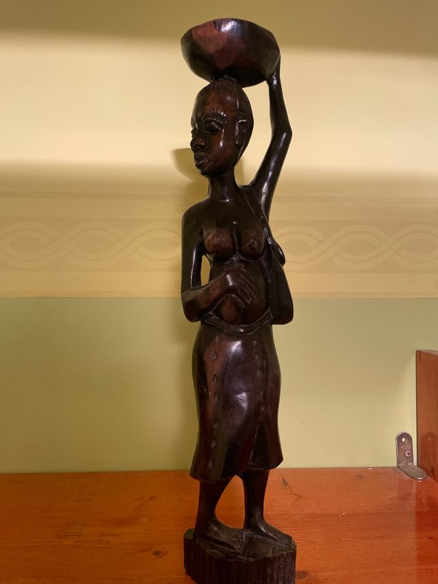 Figura mujer madera ébano africana