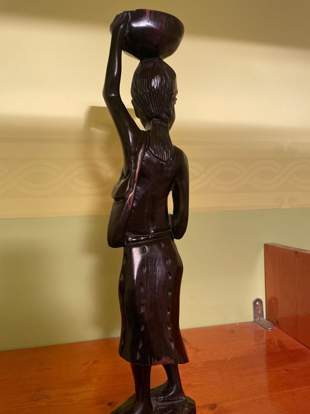 Figura mujer madera ébano africana
