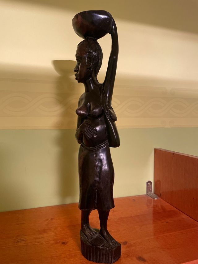 Figura mujer madera ébano africana