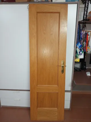 Puerta de madera con manilla dorada