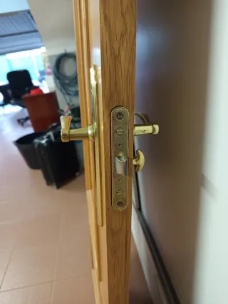 Puerta de madera con manilla dorada