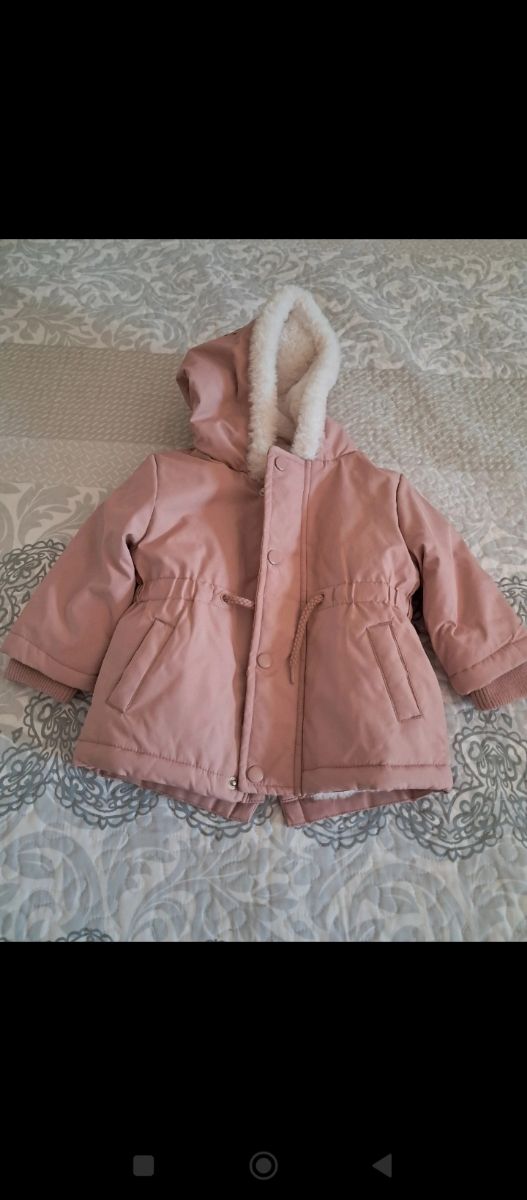 Abrigo bebé rosa forrado con pelito y con capucha