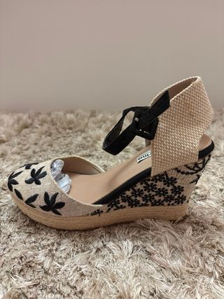 Alpargatas cuña beige y negro bordadas