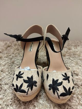 Alpargatas cuña beige y negro bordadas