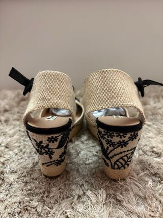 Alpargatas cuña beige y negro bordadas