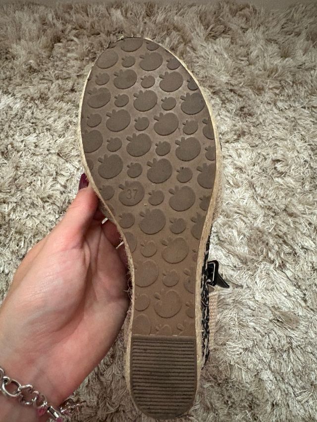 Alpargatas cuña beige y negro bordadas