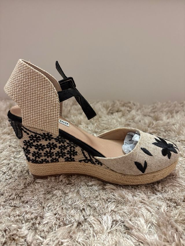 Alpargatas cuña beige y negro bordadas