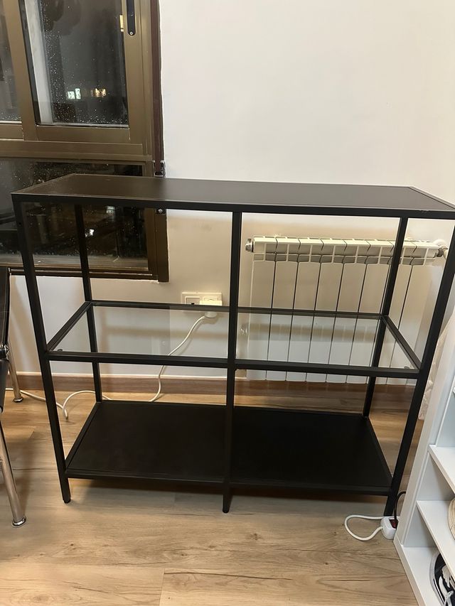 Vitrina negra con balda de cristal