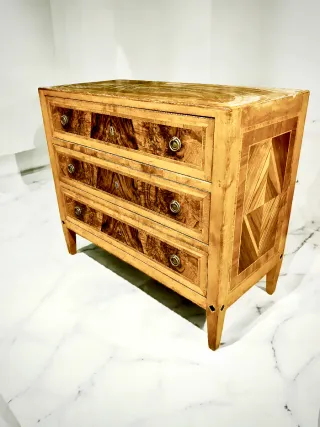 Comò in radica con intarsi