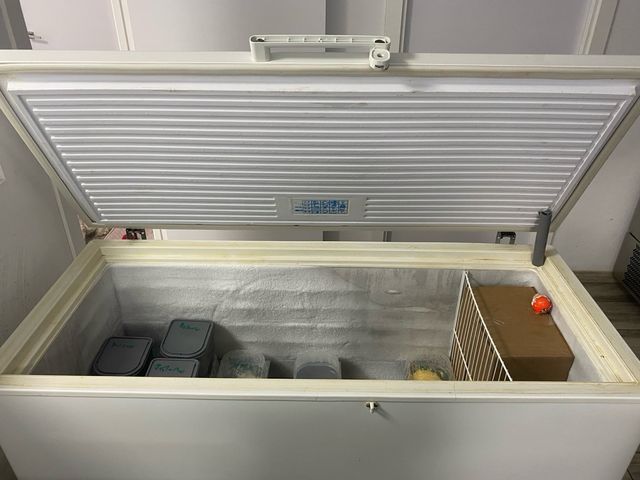 Congelador horizontal grande blanco