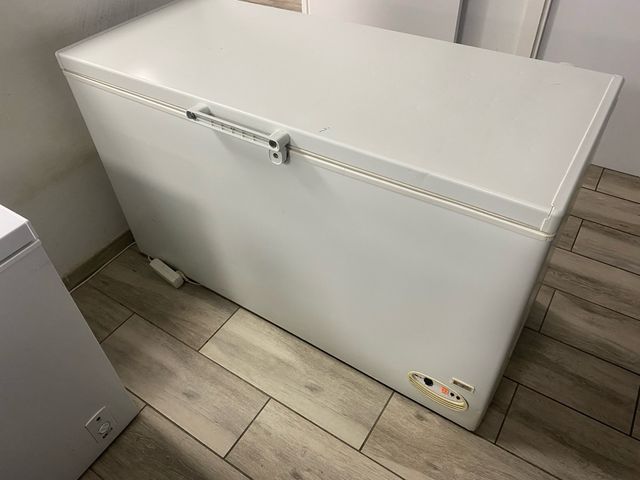 Congelador horizontal grande blanco