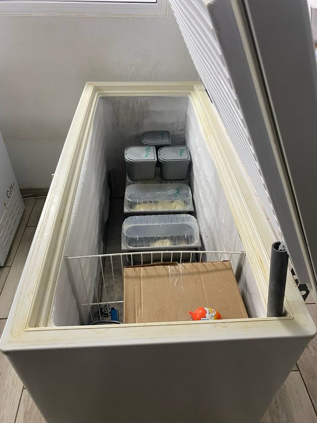 Congelador horizontal grande blanco