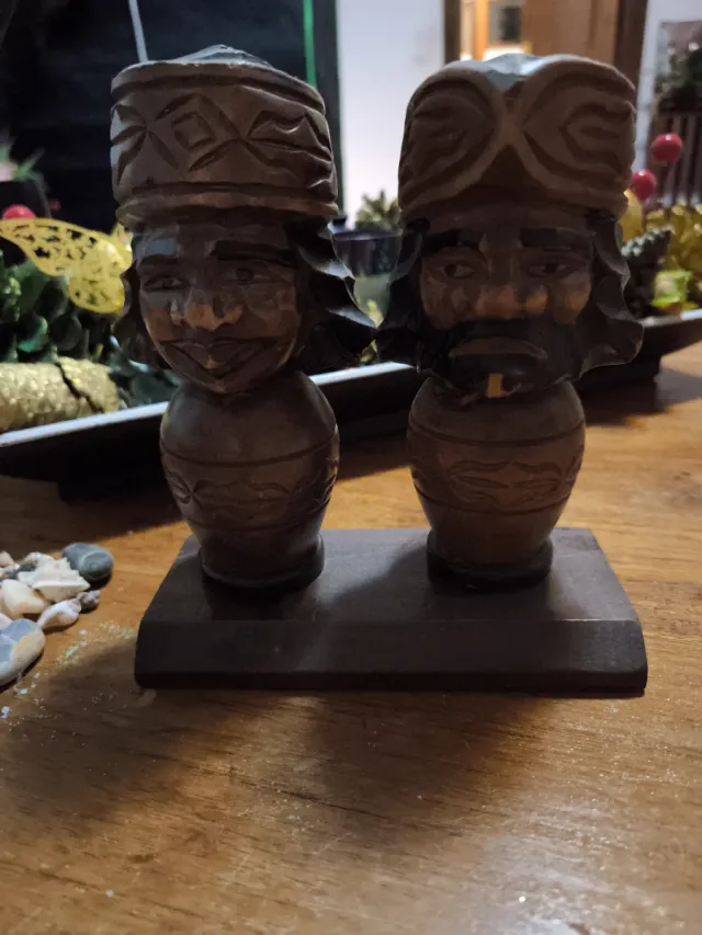 Bonitas figuras de madeira esculpidas à mão, representando um casal