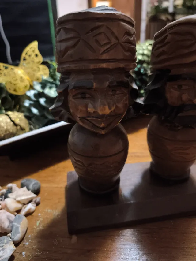 Bonitas figuras de madeira esculpidas à mão, representando um casal