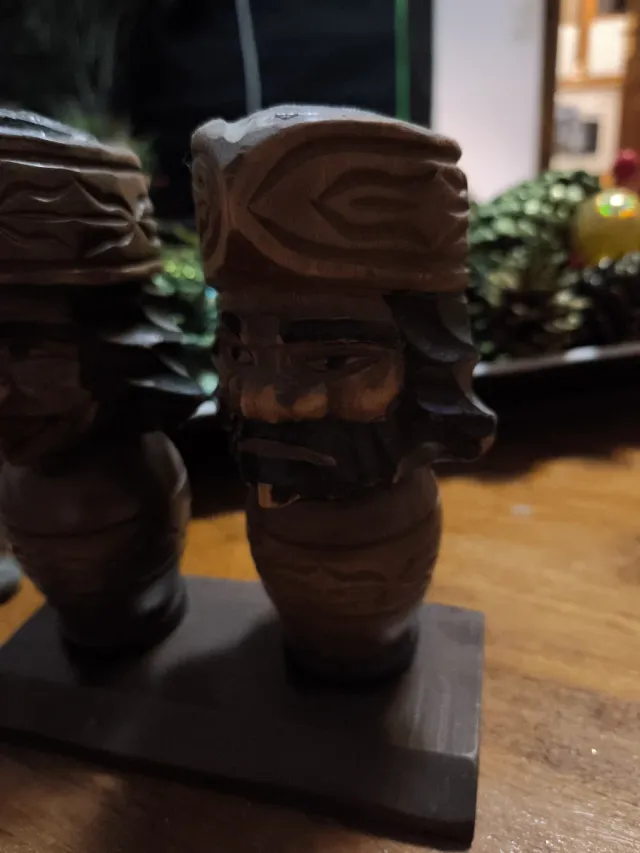 Bonitas figuras de madeira esculpidas à mão, representando um casal