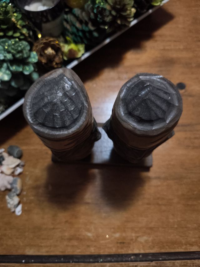 Bonitas figuras de madeira esculpidas à mão, representando um casal