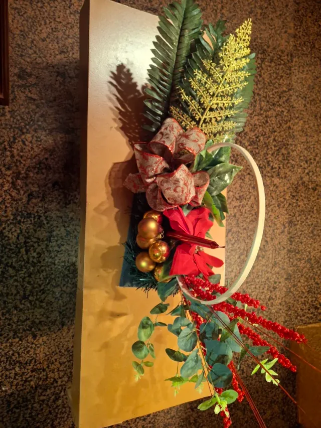 Centro de flores navideñas