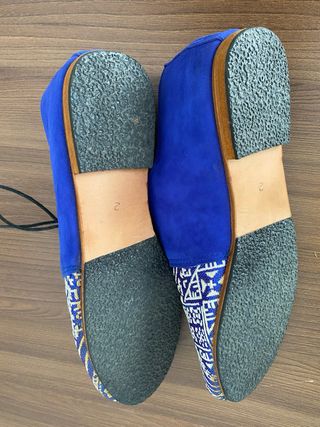 Zapatos de ante azul con bordado