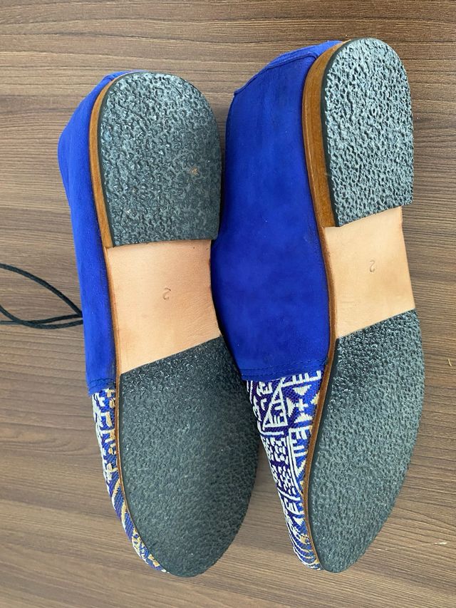 Zapatos de ante azul con bordado