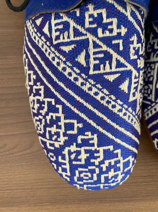 Zapatos de ante azul con bordado