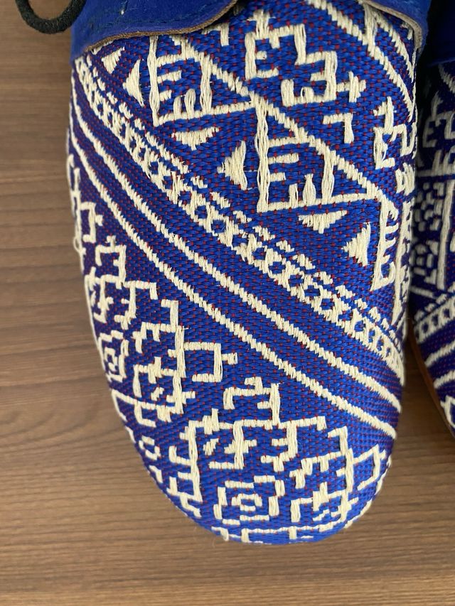 Zapatos de ante azul con bordado
