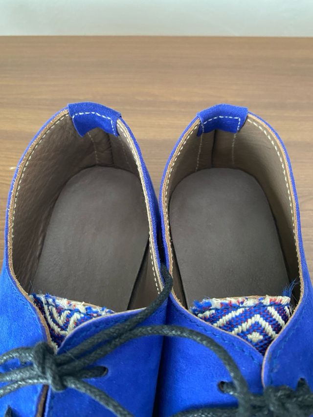 Zapatos de ante azul con bordado