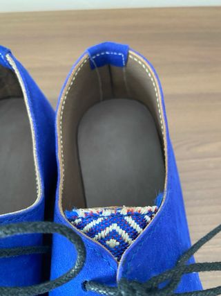 Zapatos de ante azul con bordado
