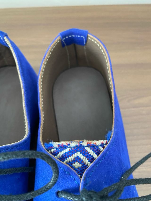 Zapatos de ante azul con bordado