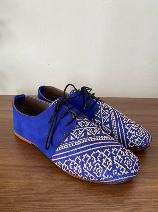 Zapatos de ante azul con bordado
