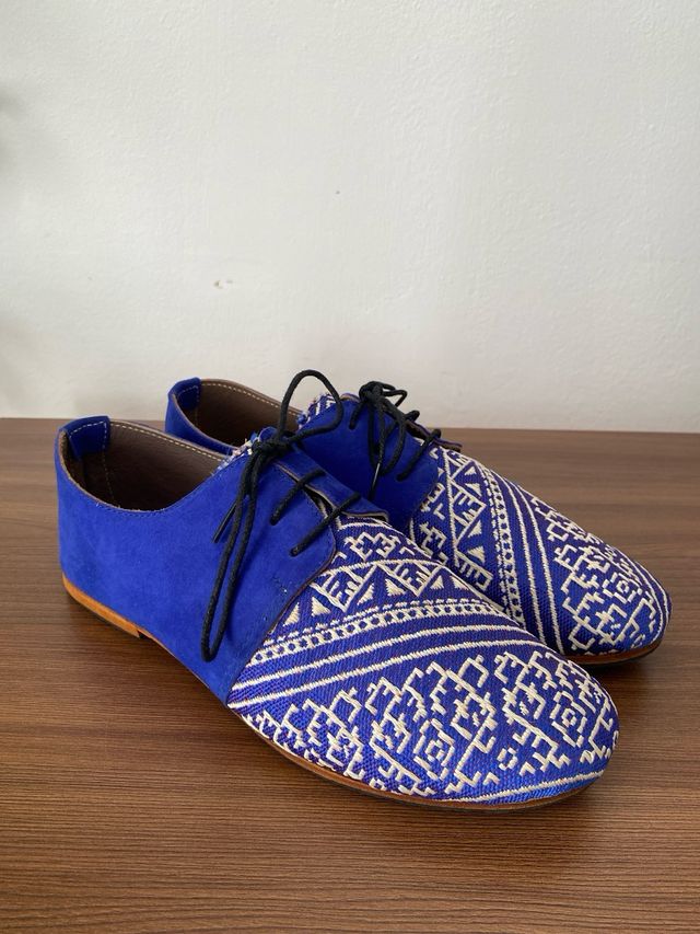 Zapatos de ante azul con bordado