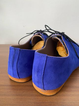 Zapatos de ante azul con bordado