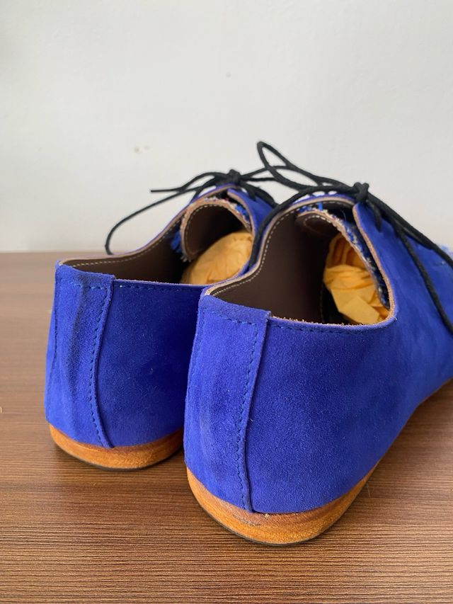 Zapatos de ante azul con bordado