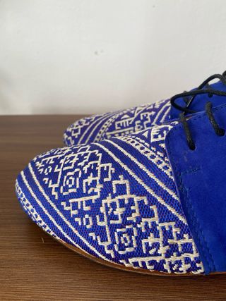 Zapatos de ante azul con bordado