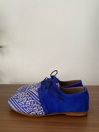 Zapatos de ante azul con bordado