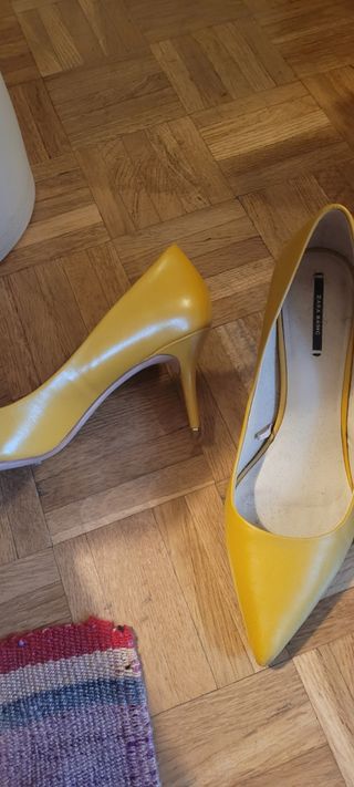 Zapatos de tacón Zara mujer amarillos