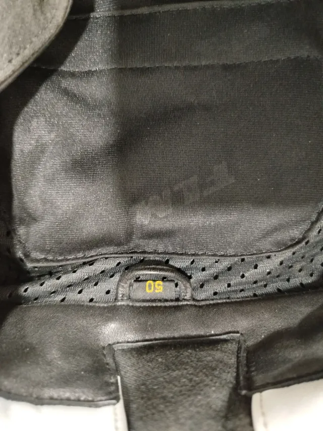 Mono de cuero marca flm para motos.